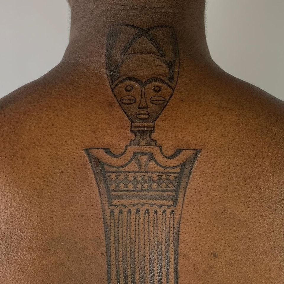 African comb tattoo by Anderson Luna #AndersonLuna #backtattoo #Africa #African #comb #sculpture #culture #mask #tattoosondarkskin #darkskintattoos 