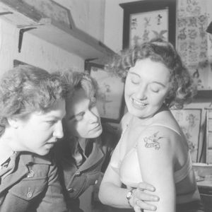 A group of servicewomen admiring a tattoo done by Jessie Knight #JessieKnight #Britishtattooist #militarytattoos #traditionaltattooing #ladytattooist 