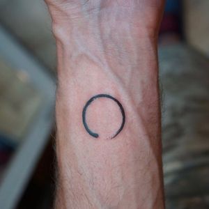 Enso tattoo by Ron Sugano #RonSugano #enso #ensotattoo #blacktattoo #blackwork #brushstroke #zen #buddhism #tattooswithmeaning