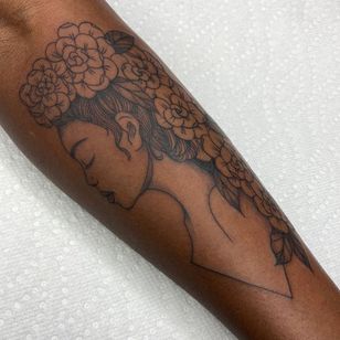 Lady portrait tattoo by Brittany Randell #BrittanyRandell #humblebettattoo #lady #portrait #flowers #floral #ladyhead #tattoosondarkskin #darkskintattoos 