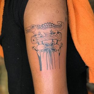 Alligator comb tattoo by Gossamer aka greylsian #gossamer #greylsian #illustrative #alligator #comb #flower #nature #tattoosondarkskin #darkskintattoos