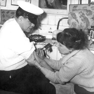 Jessie tattooing a sailor freehand, courtesy of Neil Hopkins-Thomas #JessieKnight #Britishtattooist #vintagetattoos #militarytattoos #firstfemaletattooist 