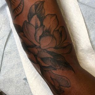 Flower tattoo by Jaylind Hamilton #JaylindHamilton #flower #floral #leaves #plant #nature #tattoosondarkskin #darkskintattoos