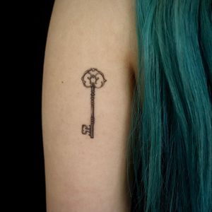 Tiny key tattoo by tattooist kimria #tattooistkimria #keytattoo #tinytattoo #smalltattoo #key 