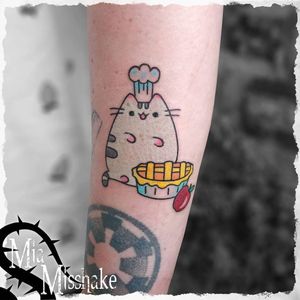 Pusheen tattoo by Mia Misshake #MiaMisshake #Pusheencattattoo #Pusheentattoo #Pusheen #cattattoo #kitty #kittycat #cute #pie #food