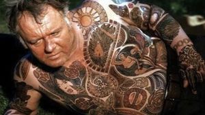 Carl’s striking tattoos in The Illustrated Man #iconicfilmtattoos #vintagetattoos #bodysuit #handpainted #movietattoos #colourtattoos #theillustratedman #raybradbury #rodsteiger