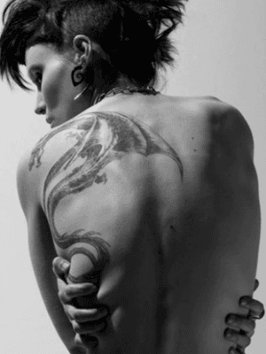 Lisbeth Salander’s mysterious dragon tattoo #Girlwiththedragontattoo #iconicfilmtattoos #femaletattoos #backtattoos #blackandgrey #lisbethsalander #dragontattoo #rooneymara