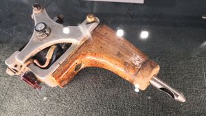 Tattoo machine with wooden grip owned by Tattoo Peter, Amsterdam #tattoopeter #romatattoomuseum #tattoohistory #tattoomuseum #tattooculture #rome #italy