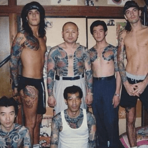 Tommy Lee on the right with Nikki Sixx on the left getting tattooed in Japan #TommyLee #MotleyCrue #rockstartattoos