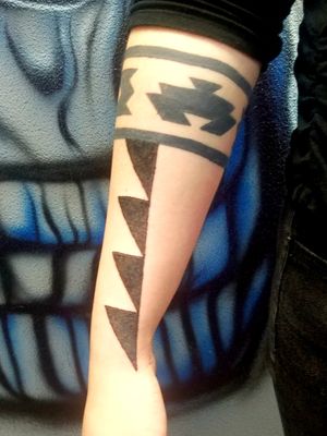 A Traditional Hand-Poke Tattoo by Stephanie Big Eagle #stephaniebigeagle #indigenousart #handpoke #handpoketattoo #skindigenous #travelingartist #activist