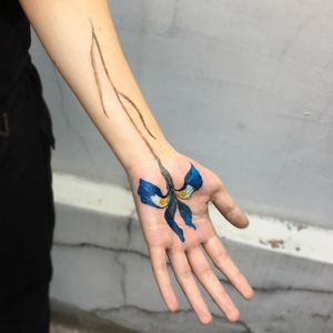 Flower palm tattoo by Yvonne Tattoo #YvonneTattoo #NoNameTattoo #Seoul #Koreantattooartist #femaletattooartist #illustrative  #palmtattoo #flower