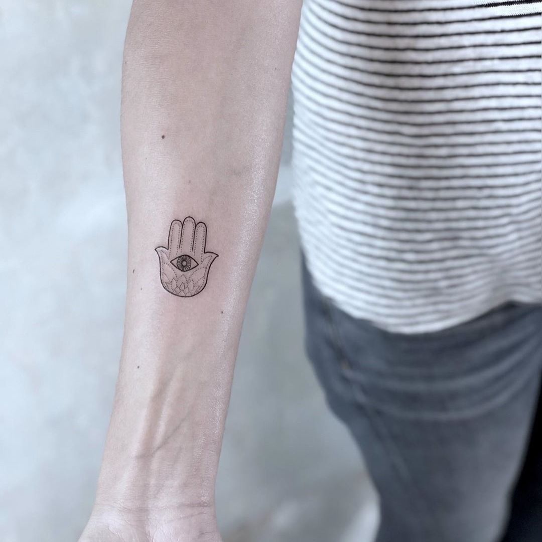 Tattoo - Hamsá | Hamsa hand tattoo, Shoulder tattoos for women, Small hamsa  tattoo