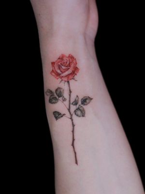 Watercolor tattoo by Donghwa of Studio by Sol #Donghwa #StudiobySol #Seoul #Koreanartist #Koreantattooartist #watercolor #fineline #detailed #color #nature #floral #rose