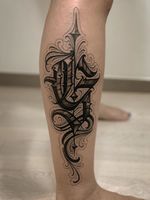Lettering tattoo by Lil Jeon #LilJeon #blackandgrey #realism #lettering #text #letter #filigree #leg