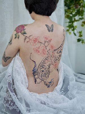 Tiger back tattoo by Yvonne Tattoo #YvonneTattoo #NoNameTattoo #Seoul #Koreantattooartist #femaletattooartist #illustrative #tiger #backtattoo #flowers