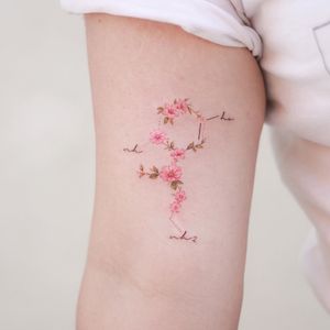 Watercolor tattoo by Donghwa of Studio by Sol #Donghwa #StudiobySol #Seoul #Koreanartist #Koreantattooartist #watercolor #fineline #detailed #color #nature #floral #serotonin