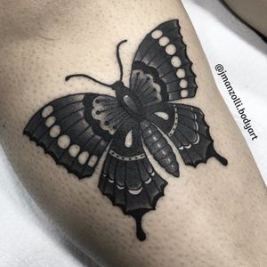 #JulianaManzolli #tatuadorasbrasileiras #blackwork #borboleta #butterfly