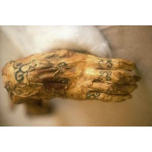 Amunet’s hand tattoo design #ancientegypt #amunetmummy #fertilitytattoos #geometrictattoos #Egypt #ancienttattoos #tattooculture #tattoohistory #egyptiantattoos
