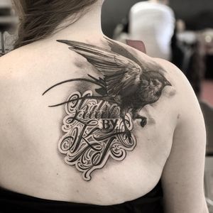 Sparrow tattoo with lettering by by Lil Jeon #LilJeon #blackandgrey #realism #bird #feathers #lettering #back