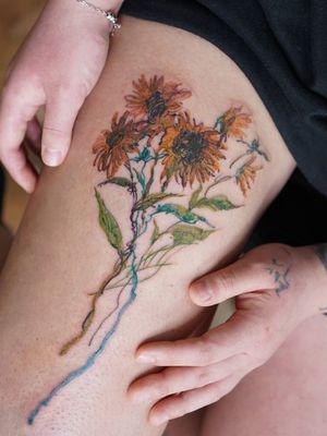 Sunflower tattoo by Denon Tattoo #Denon #DenonTattoo #NoNameTattoo #Seoul #Koreantattooartist #femaletattooartist #illustrative #leg #sunflower