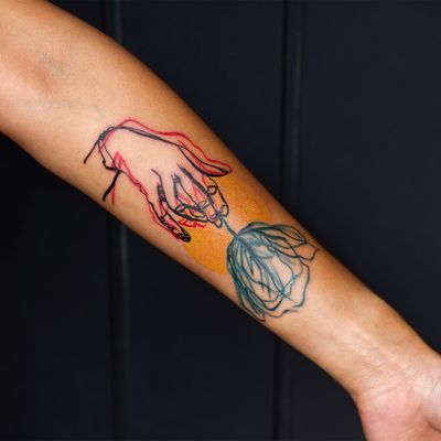 Illustrative tattoo by Cee Burgundy #CeeBurgundy #queertattooer #qttr #vegantattoo #vegantattooer #illustrative #abstract #abstractexpressionism #hand #floral #plant