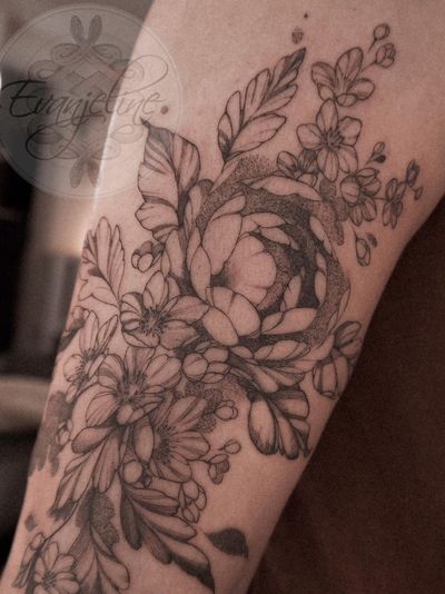 Floral fineline tattoo by Mackenzie Evanjeline #MackenzieEvanjeline #fineline #illustrative #floral