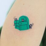 Hand poke tattoo by Han aka Hey Hey Diary #Han #HeyHeyDiary #handpoke #stickandpoke #nonelectric #kawaii #cute #tiny #small #funny #seoul #koreantattooist #chair #cat