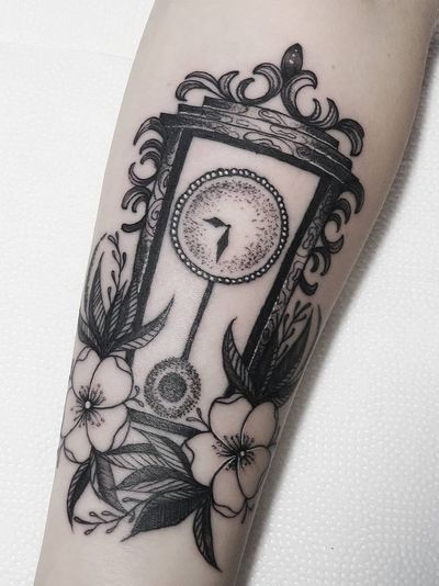 Clock tattoo by Hellen Zumbi #HellenZumbi #illustrative #linework #dotwork #nature #organic #braziltattoo