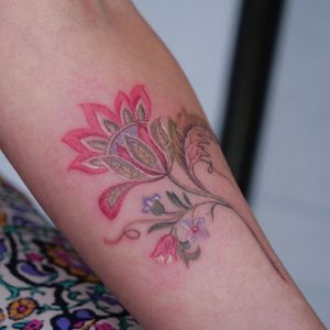 Embroidery tattoo by Eva Krbdk #EvaKrbdk #embroiderytattoo #threadtattoo #sewingtattoo #art #craft #flower #color