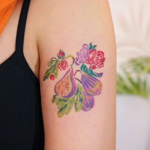 Crayon tattoo by tattooist_lala #tattooistlala #crayontattoo #crayon #coloredpencil #color #sketchy #art #crafts #fig #flower #floral 