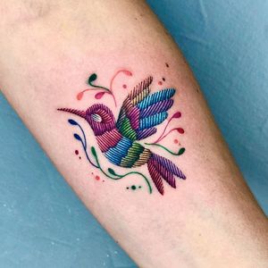 Embroidery tattoo by Alicia Casale #AliciaCasale #embroiderytattoo #threadtattoo #sewingtattoo #art #craft #hummingbird #bird