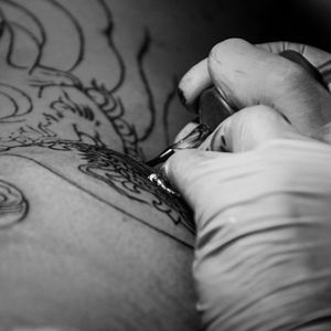Contemporary tattooing process with a tattoo machine and multiple needles #contemporarytattooing #tattooartist 