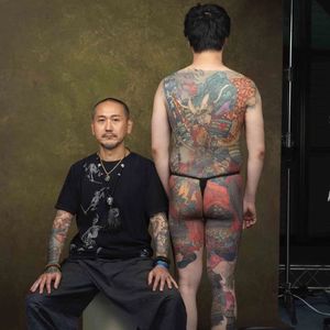 Shige Yellowblaze sitting with one of his client's tattoos on display #ShigeYellowblaze #irezumi #japanesetattoo 