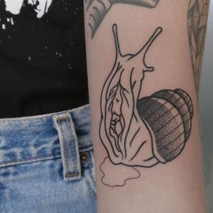 Pussy snail tattoo by Aleksy Marcinow #aleksymarcinow #shungatattoo #shunga #erotictattoo #erotic #nsfw #japanesetattoo #japaneseinspired
