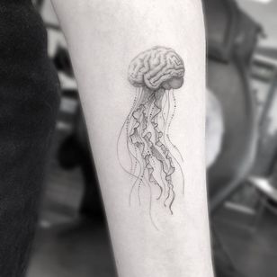 Jellyfish tattoo by Kathy Zhang #KathyZhang #jellyfish #ocean #oceanlife #animal 
