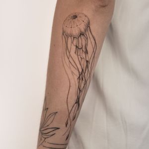 Jellyfish tattoo by Alina Baer #AlinaBaer #jellyfish #ocean #oceanlife #animal 
