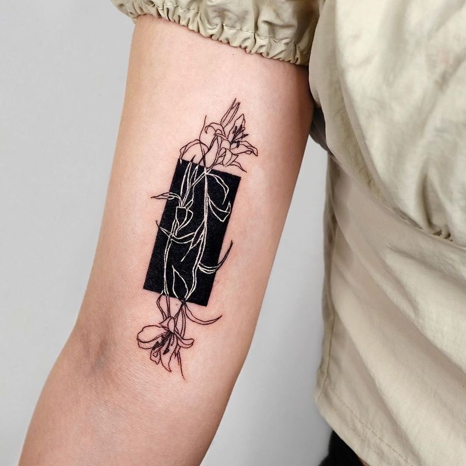 How do blackout tattoos with white linework/shading hold up? : r