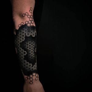 White Ink over Blackwork Tattoo by rudy d ziara #rudydziara #whiteinkoverblackwork #whiteinkonblacktattoo #whiteonblack #whiteink #blackwork #blackout
