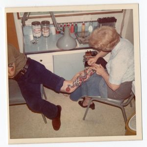 Esther Evans tattooing a client