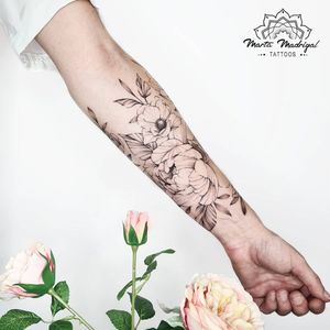Tattoo by Marta Madrigal #MartaMadrigal #fineline #dotwork #illustrative #floral