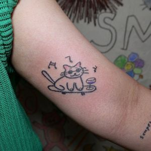 Crayon tattoo by Mello #Mello #Mellowhatever #crayontattoo #childdrawing #childlike #fun #cute #koreanartist #seoultattoo #animal #love #cat #music #skateboard #drink #cocktail #jazzcat #notes