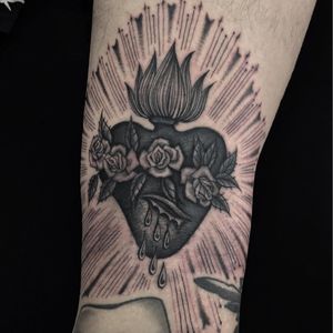 Chicano sacred heart tattoo by Juan Diego Pietro aka illegal.tattoos #juandiegopietro #illegaltattoos #sacredheart #chicano #roses #blood #fire