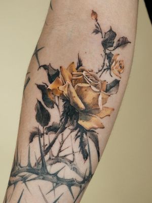 Painterly tattoo by Ati #Ati #tattooistati #koreanart #koreantattoo #koreantattooist #painterly #fineart #rose #thorns