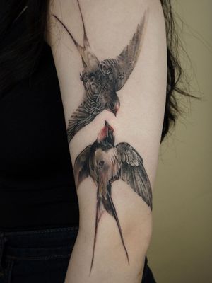Painterly tattoo by Ati #Ati #tattooistati #koreanart #koreantattoo #koreantattooist #painterly #fineart #sparrow #bird #wings #feathers