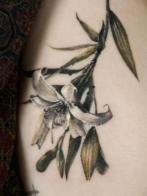 Painterly tattoo by Ati #Ati #tattooistati #koreanart #koreantattoo #koreantattooist #painterly #fineart #lily #flower