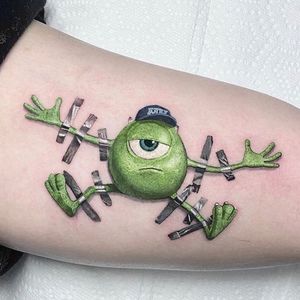 Mike Wazowski tattoo by Kozo Tattoo #KozoTattoo #MikeWazowski #monstersinc #hyperrealism #realism #monster #disney #pixar #cartoon #movie #opticalillusion