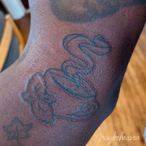 Tattoo by Obsidian aka maybeheaven #Obsidian #maybeheaven #coffee #tea #teacup #coffeecup #foodtattoo #leaf #tattoosondarkskin #tattoosonblackskin