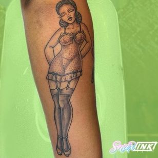 Pin up tattoo by Debbie Snax #DebbieSnax #Snaxink #pinupgirl #pinup #portrait #lady #woman #babe #tattooedgirl
