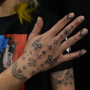 Tattoo by Ciara Havishya #CiaraHavishya #tribal #neotribal #patternwork #pattern #handtattoo #fingertattoo