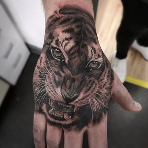 Tiger tattoo by Charl Davies #CharlDavies #realism #blackandgrey #tiger #cat #junglecat #handtattoo